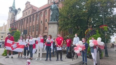 Postanowili wesprzeć teatr i artystów. Białorusini manifestują w Toruniu [wideo]