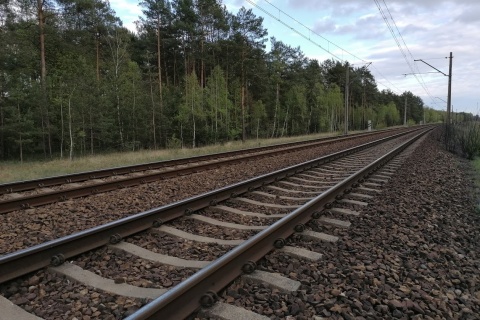 Tor został podmyty, zamiast pociągów regionalnych jeżdżą autobusy