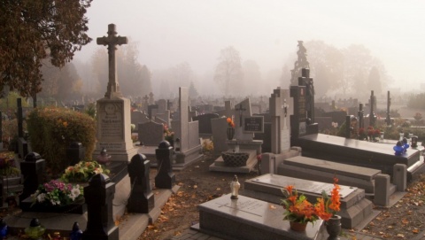 Dziś informacja rządu ws. dostępności cmentarzy 1 listopada. Konferencja o 15:30