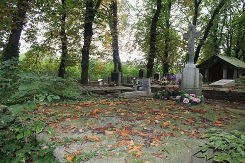 Kcynia  łańcuch zamykający cmentarz przecięty