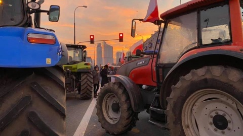 Protestujący rolnicy zablokowali traktorami skrzyżowanie w Warszawie
