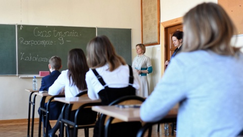 Uczniowie na próbnym egzaminie w szkole w czasie pandemii Tak miało być w Bydgoszczy