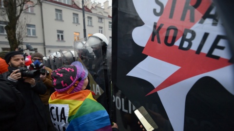 Po komunikacie organizatorów grupy protestujących opuściły Żoliborz