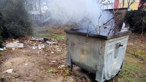 Odpady po remoncie palił w kontenerze. Eko Patrol wjechał prosto w dym