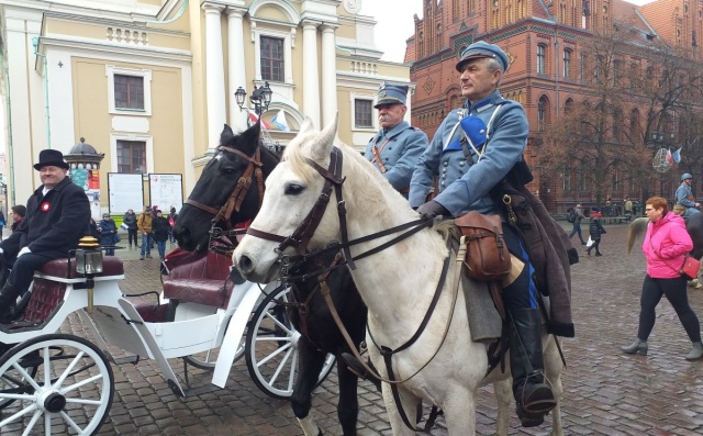 Błękitna Armia generała Hallera wjechała na rynek w Toruniu [zdjęcia]