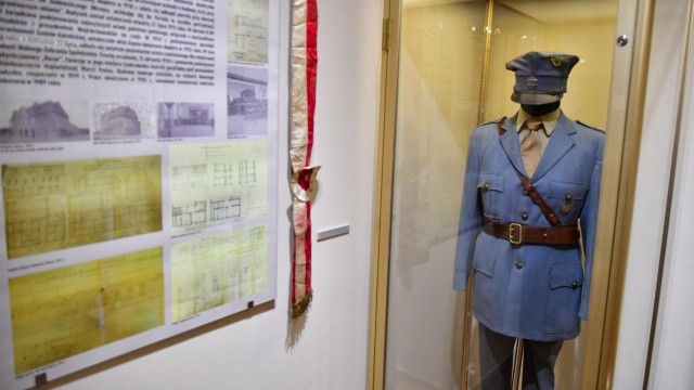 Fotografie, przedwojenne gazety i mundury Błękitnej Armii na wystawie w Grudziądzu