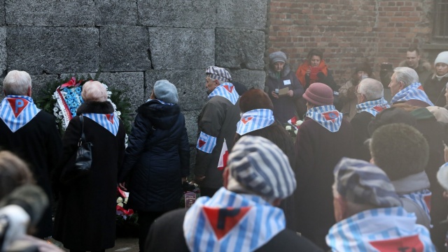 Wieńce pod Ścianą Straceń. 75. rocznica wyzwolenia obozu Auschwitz-Birkenau