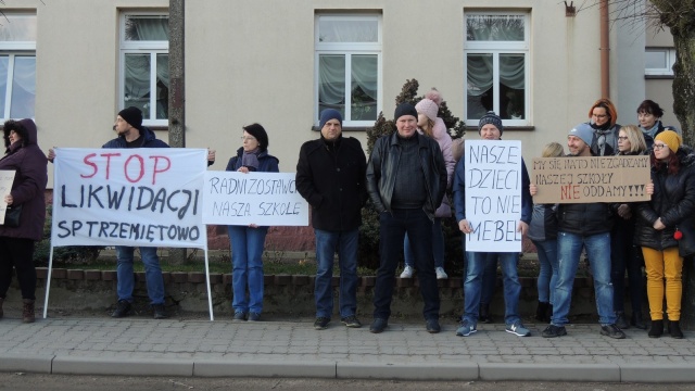 Rodzice w Trzemiętowie protestują. Nie zgadzają się na likwidację szkoły