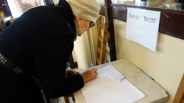 Klienci murem za piekarnią Bigońskich Pieczywo kupują, petycję podpisują
