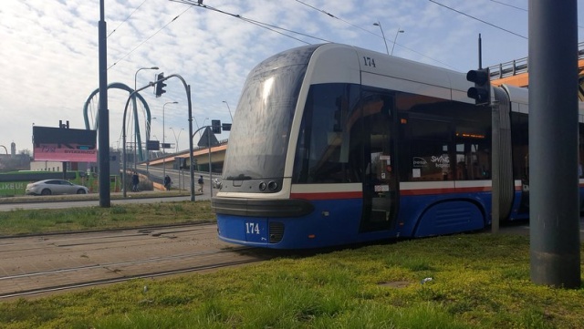 Więcej kursów, dłuższe tramwaje i autobusy. Prośba do pasażerów: liczcie się