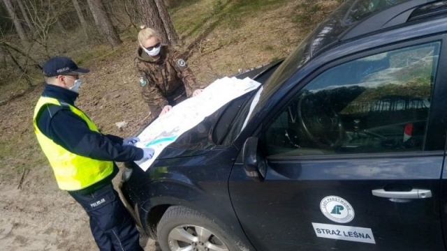 Z lądu, z wody i z powietrza: służby mundurowe patrolują w czasie epidemii [wideo]