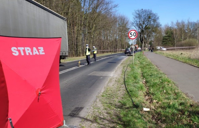 Motorowerzysta zderzył się czołowo z ciężarówką. Zginął na miejscu