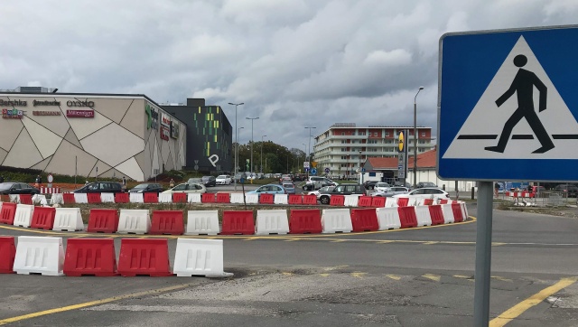 Coraz więcej ludzi w sklepach. Będzie więcej chorych Wrócą obostrzenia