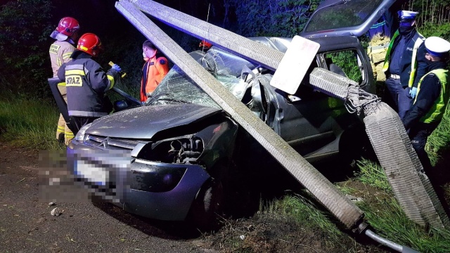 Samochód uderzył w latarnię, w środku zakleszczona kobieta. Wpadł w poślizg