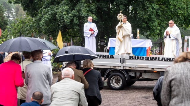 Procesje na ulicach i wokół kościołów, mobilny ołtarz. Boże Ciało w regionie [film z drona]