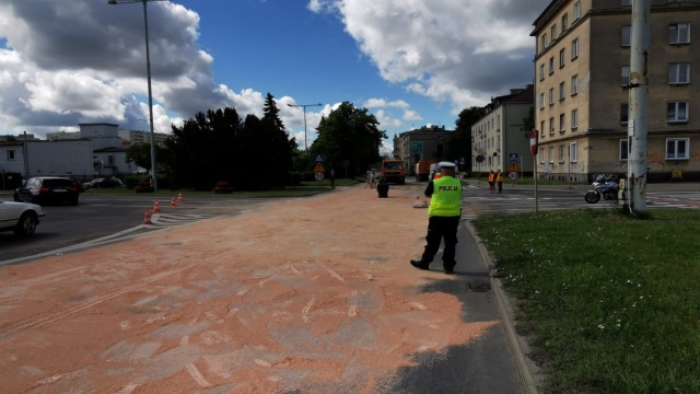 Chyba chciał daleko pojechać, bo ukradł masę paliwa Skończyło się na zapaskudzeniu ulicy [zdjęcia]