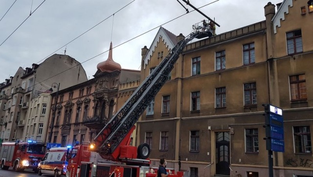 Ogień na poddaszu Ludzie uwięzieni, temperatura piekielnie wysoka[zdjęcia]