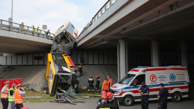 W wyniku wypadku autobusu komunikacji miejskiej w Warszawie 20 osób rannych, 1 zginęła