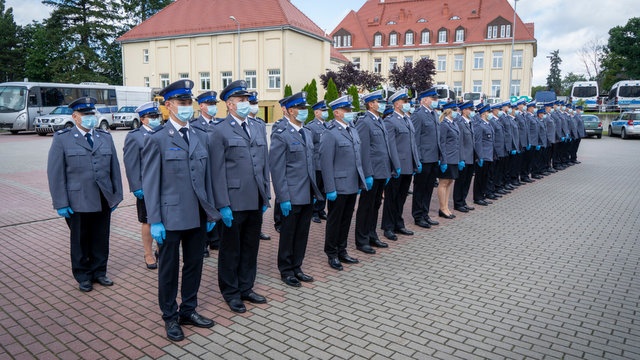 Ci policjanci uratowali życie, zdrowie, pomagali biednym [lista bohaterów]