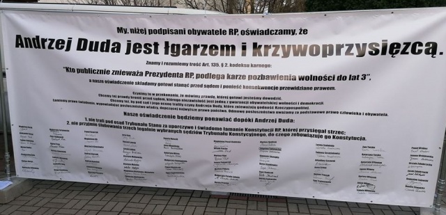 Prowokują, by krzyczeć, że w Polsce nie ma wolności słowa. Baner szkalujący prezydenta