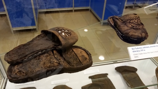 Czy były modne i wygodne W Biskupinie wystawa butów sprzed wieków [wideo]