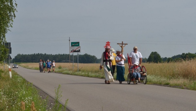 Modlili się, jestem uzdrowiony, więc im służę. Pielgrzymka coraz bliżej Jasnej Góry [zdjęcia]