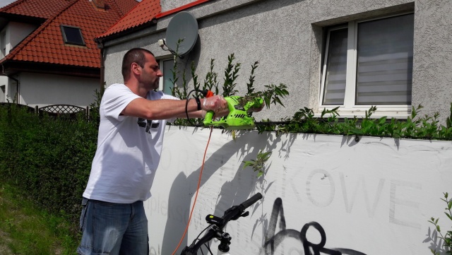 Skoszą trawnik i wpadną na kawę. Sąsiedzi pomagają sobie nawzajem [wideo]