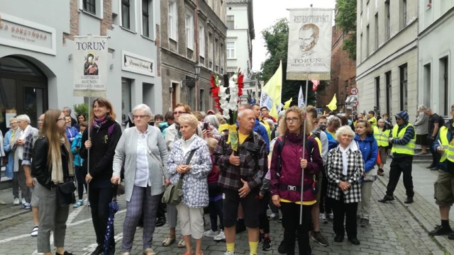 Mogę zawierzyć Matce Bożej to co noszę w sercu. Z Torunia wyruszyła pielgrzymka na Jasną Górę