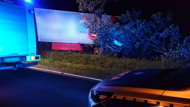 20-latek zginął na miejscu, 23-latek zakleszczony w ciężarówce. Policja szuka świadków