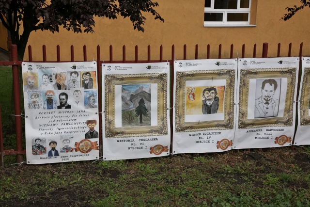 Portrety Jana Kasprowicza na ogrodzeniu szkoły. To prace młodych