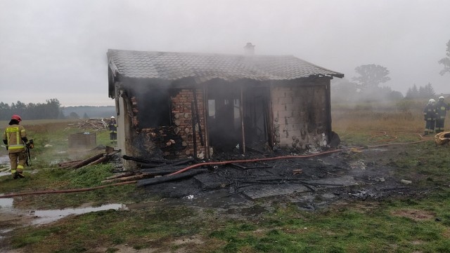 Spłonął dom w Buczku. Dzieci poparzone, rodzina straciła cały dobytek [foto]