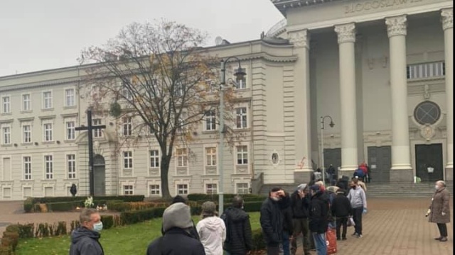 Bezdomni, młodzież, parafianie. Zmyją obraźliwe napisy z bazyliki