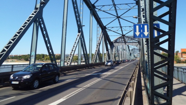Środkowy pas jezdni wyłączony. Zmiany na moście Piłsudskiego w Toruniu
