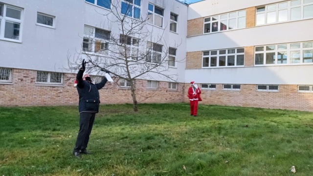 Kolędy przed szpitalem, pacjenci w oknach. Były też prezenty od św. Mikołaja [wideo]