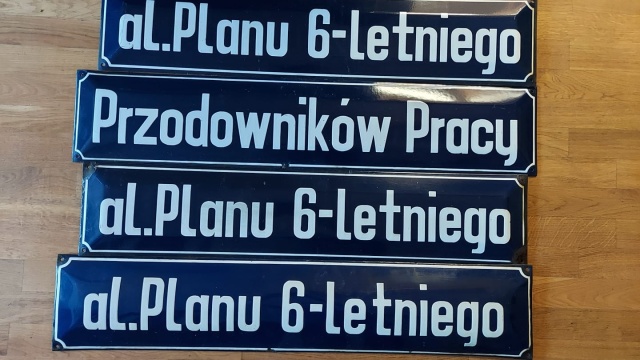 Stare tablice z nazwami ulic nie trafiły na złom, tylko na licytację