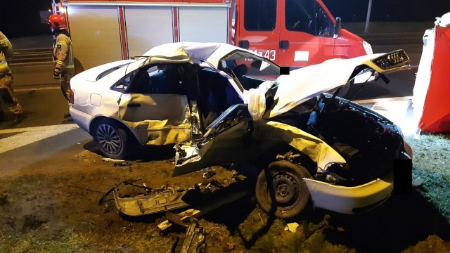 Audi zderzyło się z ciężarówką, zginęła 14-latka. Wypadek na nakielskiej obwodnicy