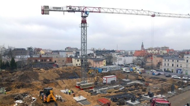 Nowoczesny parking w centrum Bydgoszczy. Na placu budowy szkielet konia [zdjęcia]