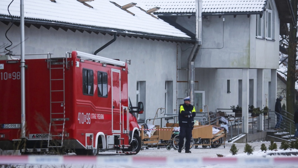 Straż pożarna i policja w miejscu pożaru w hospicjum w Chojnicach. Fot. PAP/Jan Dzban