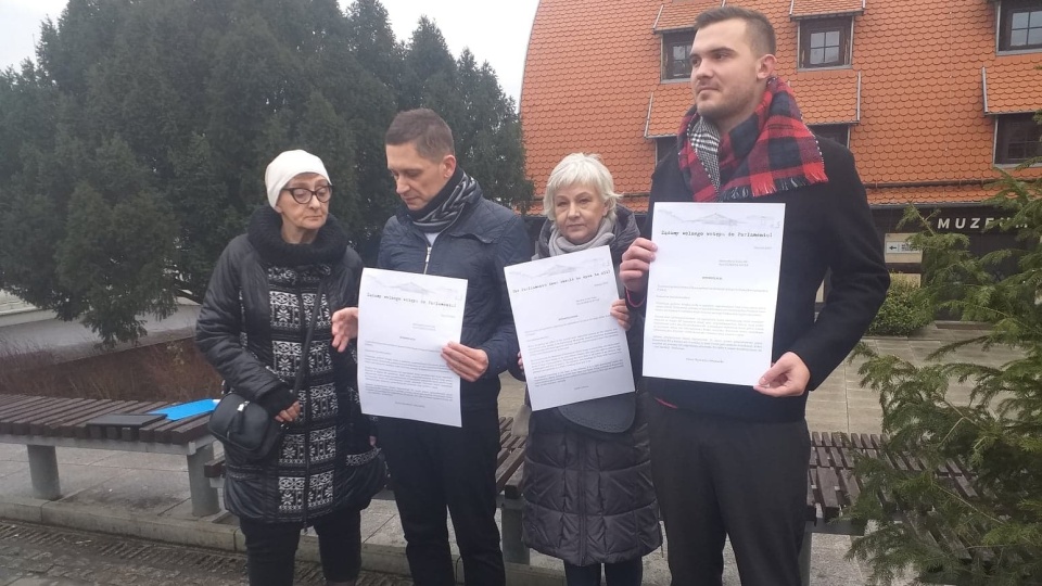 Sejm to nie forteca - przypominają działacze skupieni w bydgoskiej obywatelskiej opozycji demokratycznej, którzy zbierali dziś podpisy pod petycją w sprawie dostępu do parlamentu. Fot. Katarzyna Bogucka