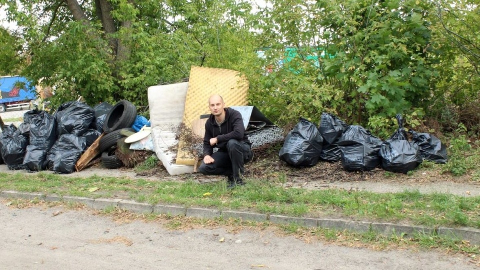 Sierż. sztab. Marcin Sikora sprząta swój kawałek Polski i innych też do tego namawia./fot. KWP Bydgoszcz