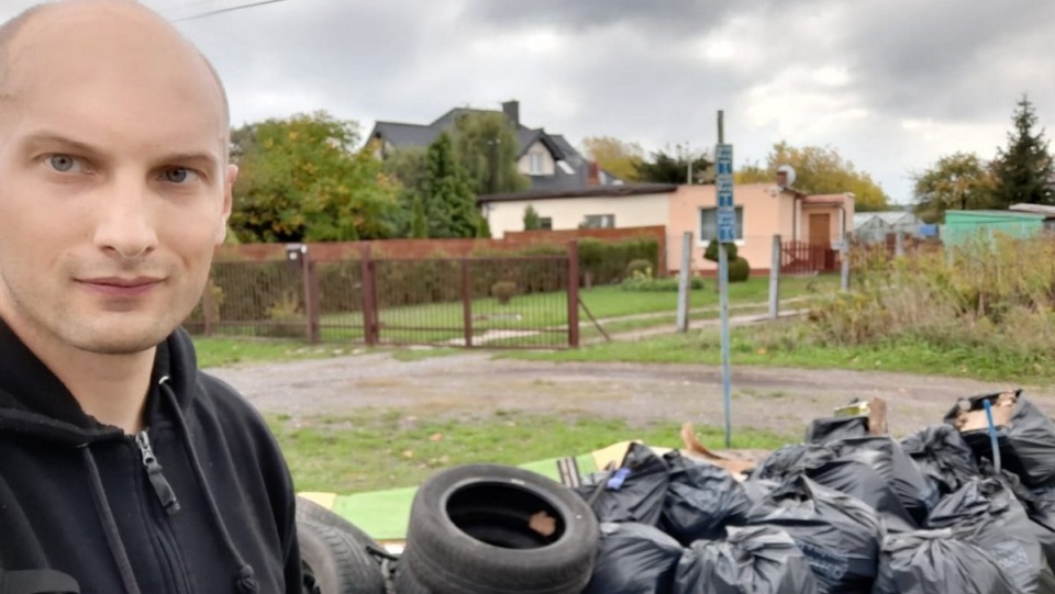 Sierż. sztab. Marcin Sikora sprząta swój kawałek Polski i innych też do tego namawia./fot. KWP Bydgoszcz