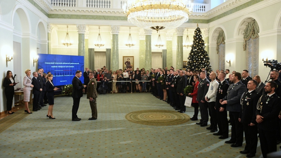 Prezydent Andrzej Duda z małżonką Agatą Kornhauser-Dudą wręczają odznaczenia osobom zasłużonym w ratowaniu ludzkiego życia./Fot. Radek Pietruszka