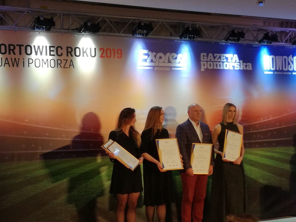 Stoją od lewej: Marta Szpakowska (żona Michała), Magdalena Burda (żona Mikołaja), Krzysztof Wolsztyński, Iga Baumgart-Witan. Fot. Bartosz Kustra