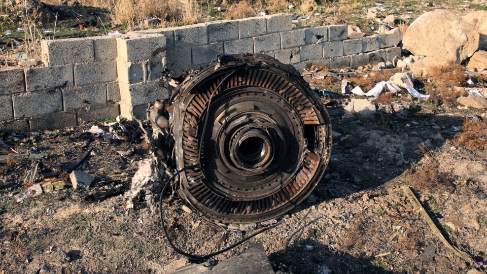 Fragment silnika ukraińskiego boinga. Fot. PAP/EPA/ABEDIN TAHERKENAREH