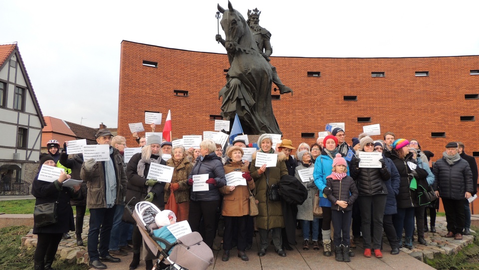 Przed pomnikiem króla Kazimierza Wielkiego akcję poparcia sędziów zorganizowało Bydgoskie Forum Obywatelskie. Fot.Tatiana Adonis