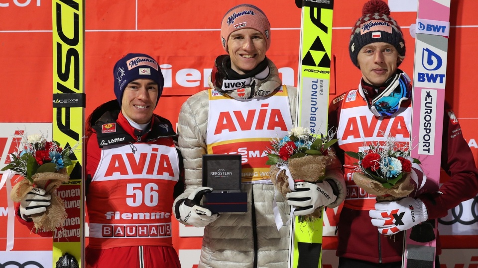 Na podium niedzielnego konkursu stanęli ci sami zawodnicy i w takiej samej kolejności co dzień wcześniej, ponieważ Geigera i Kubackiego rozdzielił Austriak Stefan Kraft. Fot. PAP/EPA