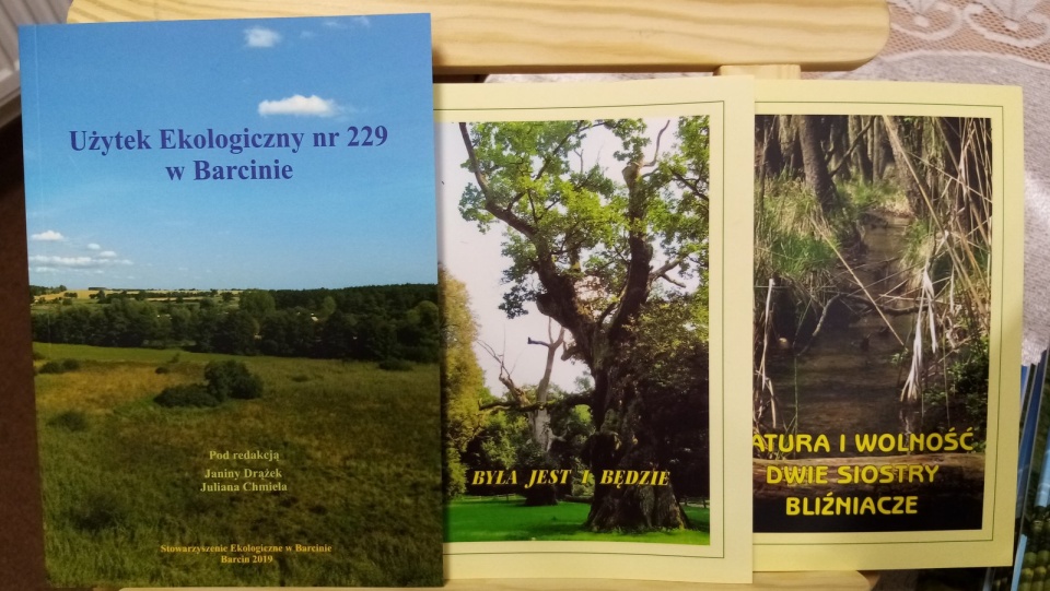 Pięknie ilustrowaną monografię barcińskiego użytku ekologicznego otrzymać można w bibliotece. Fot. Tomasz Gronet