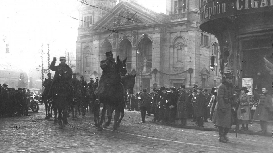 Generał Józef Dowbor-Muśnicki z wojskiem przejeżdża przez plac Teatralny (20 stycznia 1920). Fot. Wikipedia/NAC