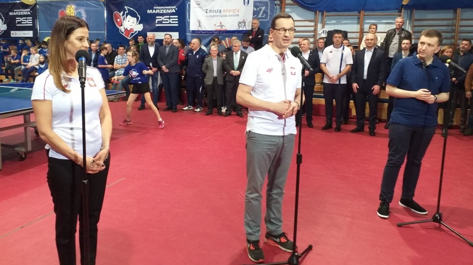 Premier podczas treningu tenisa stołowego dzieci z klubów sportowych województwa kujawsko-pomorskiego/fot. Michał Jędryka
