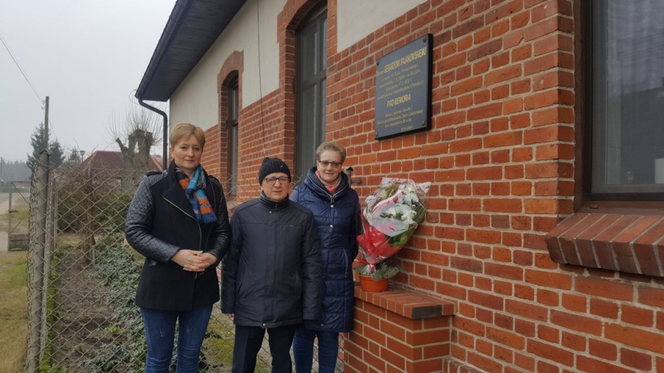 Członkowie Stowarzyszenia złożyli kwiaty pod tablicą upamiętniającą Gerarda Pająkowskiego/fot. Katarzyna Prętkowska